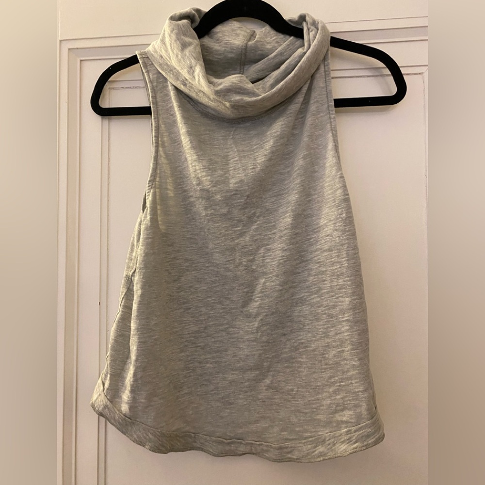 NWT free people sleeveless grey top. Xs in size